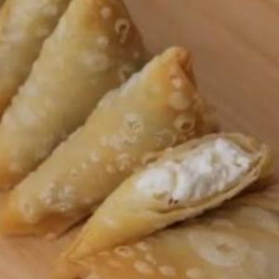 Delicious cheese sambousek 4 pieces