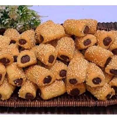 Date finger maamoul with sesame