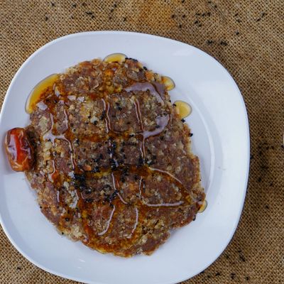 Date fatteh with honey