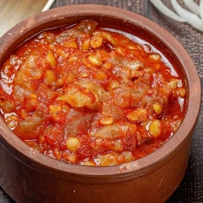 Knuckles with sauce and chickpeas