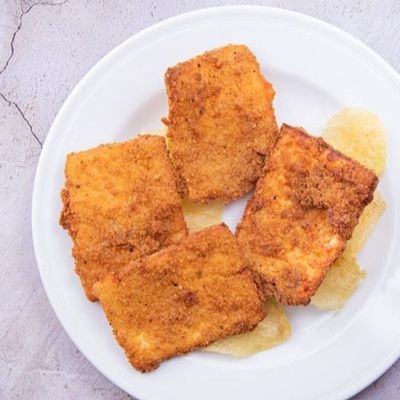 طبق جبنة مقلية كبير
