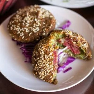 ساندويتش طعمية مع باسترمة