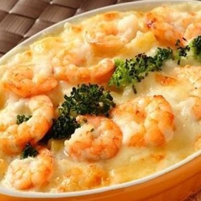 باستا بيني بالجمبري في صلصة بيضاء وجبنة موزاريلا