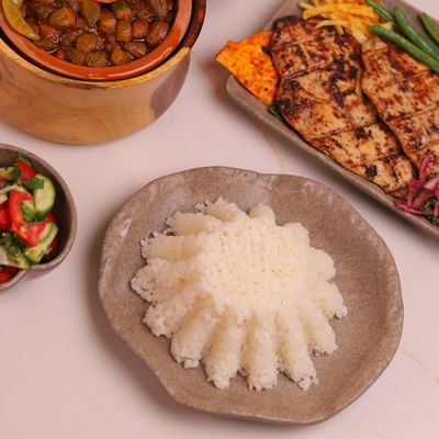 صدور دجاج مشوية مع أرز أبيض وخضار مشكلة وسلطة خضراء
