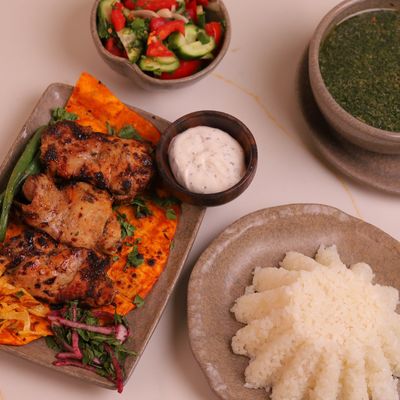 شيش طاووق دجاج مع أرز أبيض وملوخية وسلطة خضراء