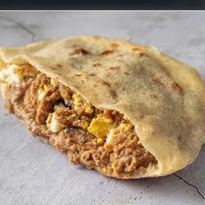 Foul omelette sandwich