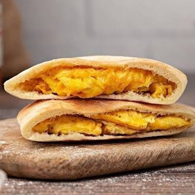 ساندويتش بيض مقلي مع جبنة رومي