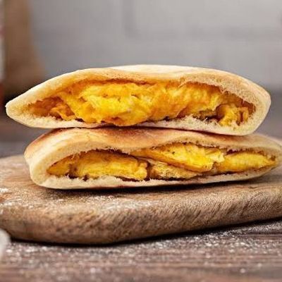 ساندويش بيض وبسطرمة وجبنة رومي