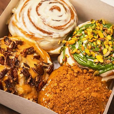 Box of Happiness 4 pieces ، Caramel Pecan Pistachio - Lotus - Classic