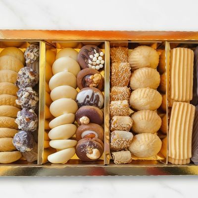 Medium assorted Nawaem pastries box