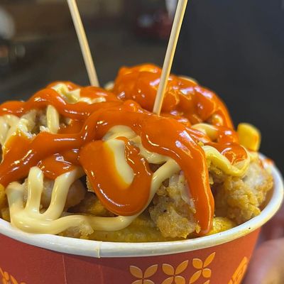 Potatoes with Melted Cheese And Chicken Crispy Pieces