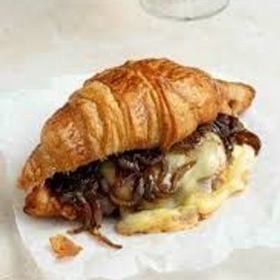 Smash croissant burger