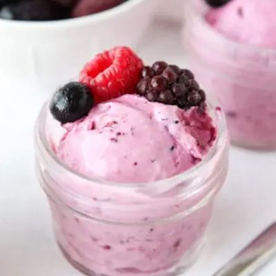 Yogurt berry cream cup