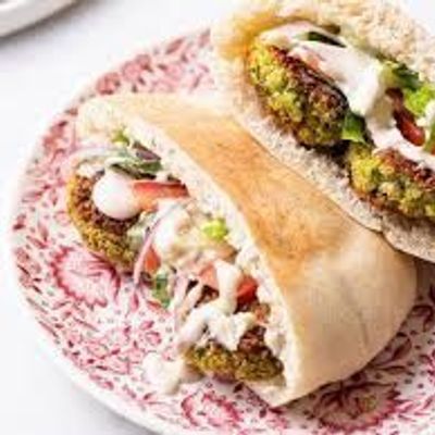 ساندويش جبنة كيري مع طعمية