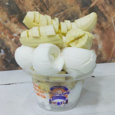 علبة موز مع آيس كريم
