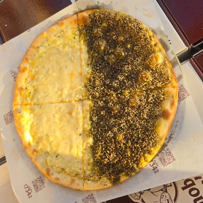 نصف زعتر ونصف جبنة مناقيش