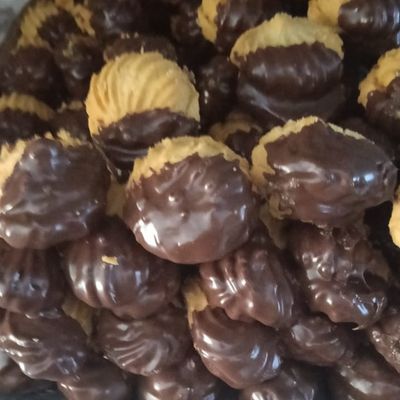 Mixed petit fours