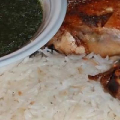 ملوخية مع ربع دجاجة وفخذ