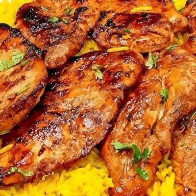 صينية كيلو واحد من صدر دجاج بان مشوي مع أرز مندي