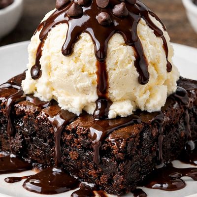 Brownie cake with ice cream