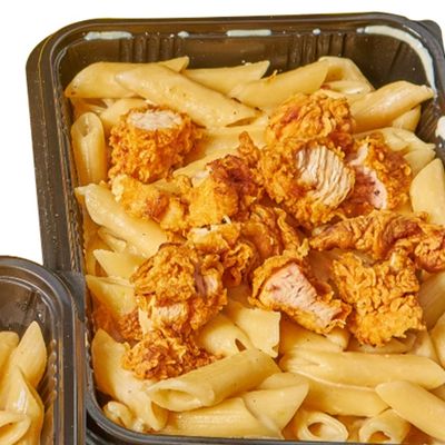 Pasta qalam with white sauce and with crispy chicken