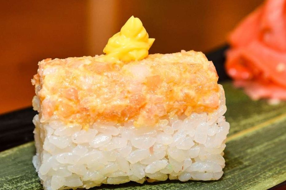 Spicy tuna oshi