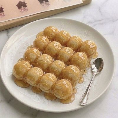 Mini pancakes with honey
