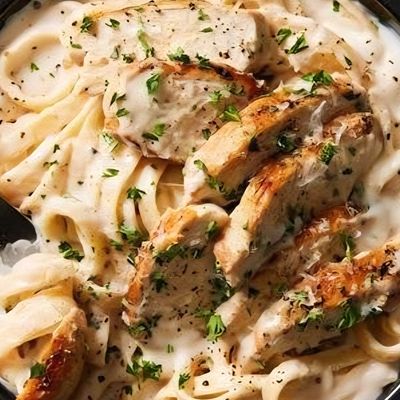 Pasta with Chicken and White Sauce