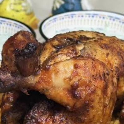 طبق دجاج مشوي مع أرز بسمتي ومكسرات وزبيب وبطاطس مقلية