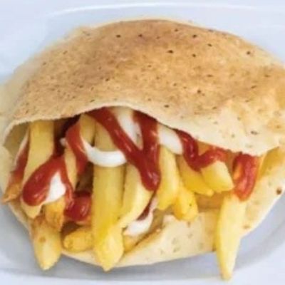 ساندويش بطاطس مع كاتشب ومايونيز