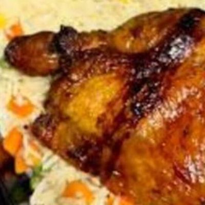 ربع دجاج مشوي مع أرز وسلطة