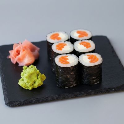 SALMON & CHEESE HOSOMAKI ROLL