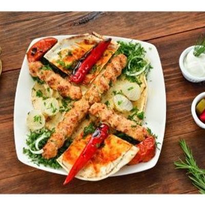 كفتة دجاج مشوية على الفحم مع جبنة موزاريلا