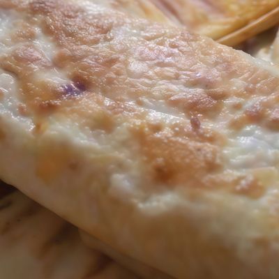 لفة بطاطس بجبنة رومي