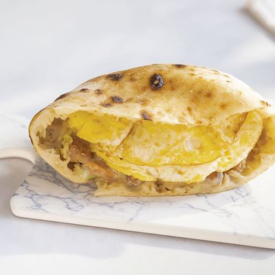 طعمية مع بيض مقلي