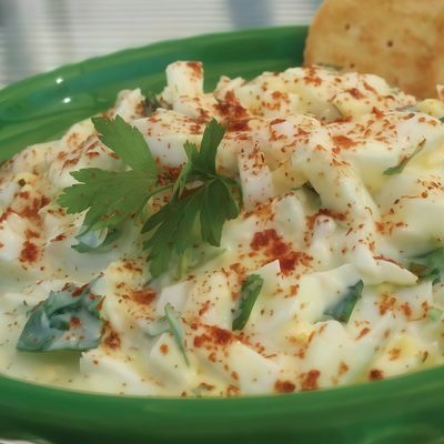 طبق بيض مسلوق مع طحينة (بيضتان)
