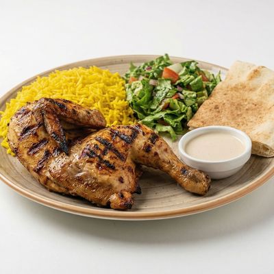 نصف دجاجة مشوية على الفحم