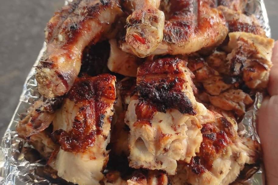 Kilo of grilled chicken drumsticks