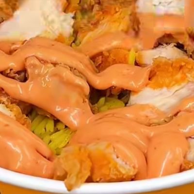 أرز متبل مع دجاج مقرمش وصلصة الجبن