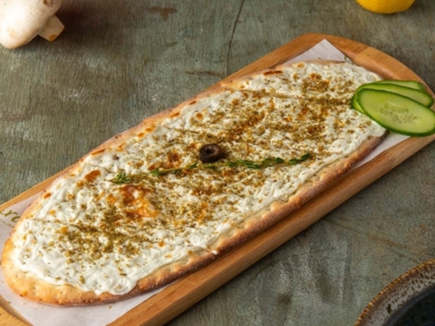منقوشة لبنة بالزعتر