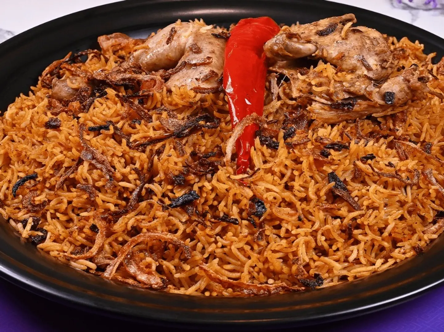 نصف دجاج مضغوط أحمر