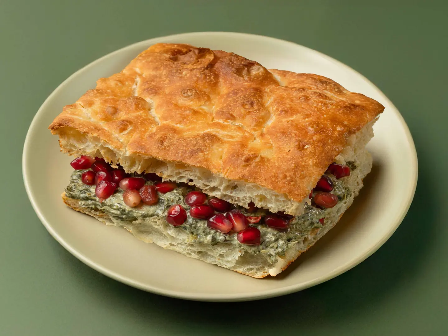 فوكاشيا السبانخ مع اللبنه والرمان