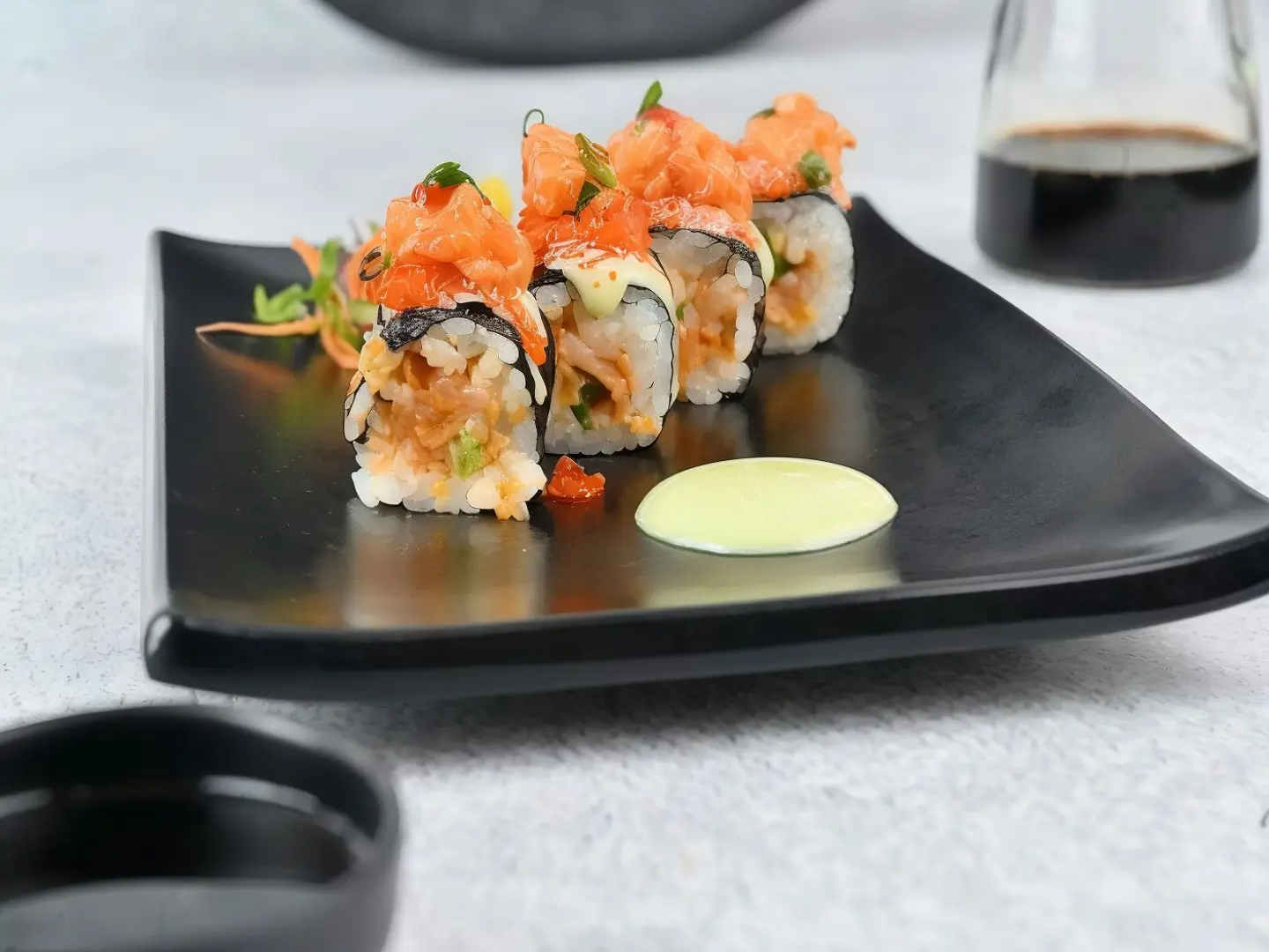 سبايسي سلمون رول