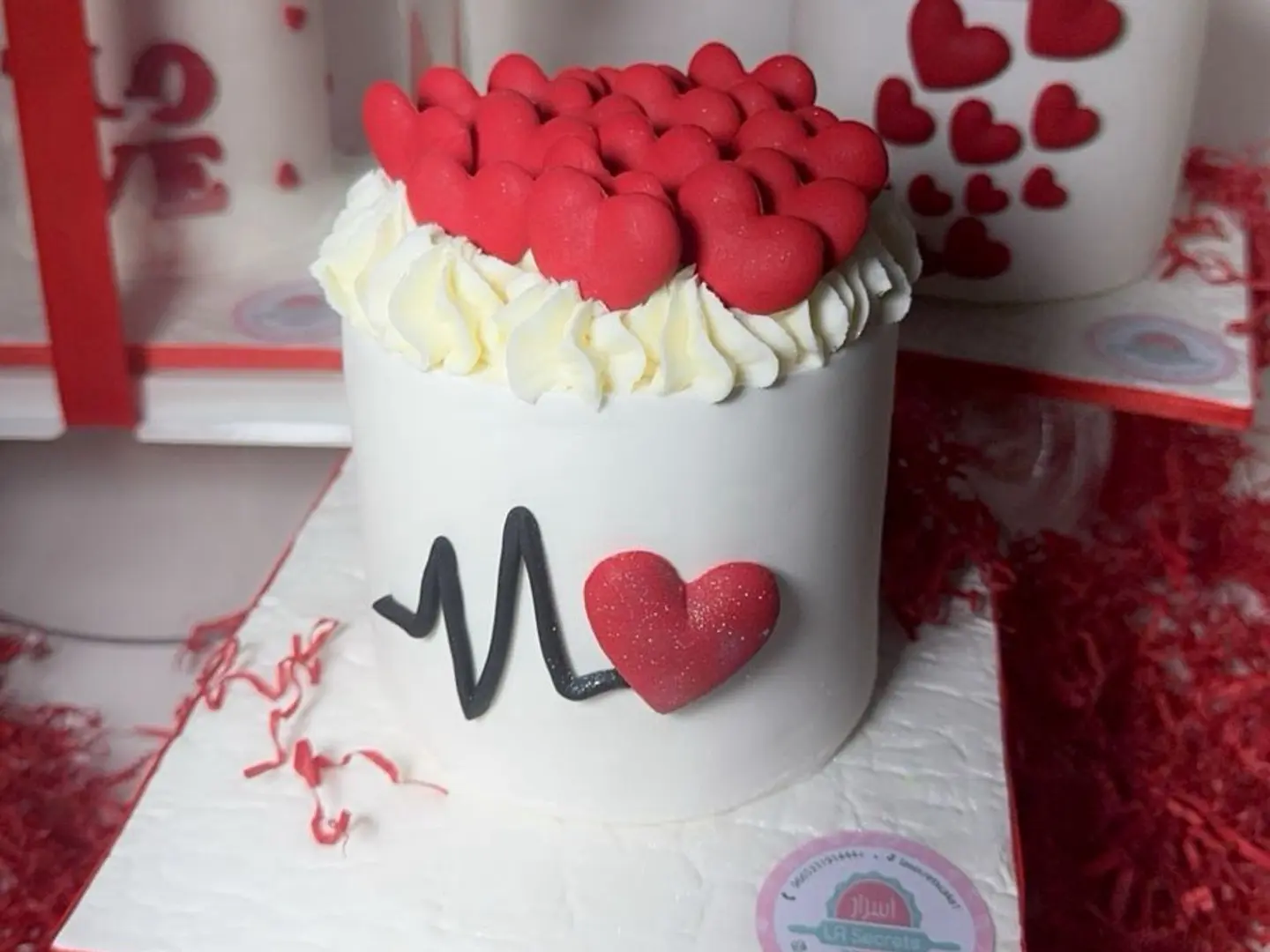 كيك عيد الحب كريمة مع قلوب