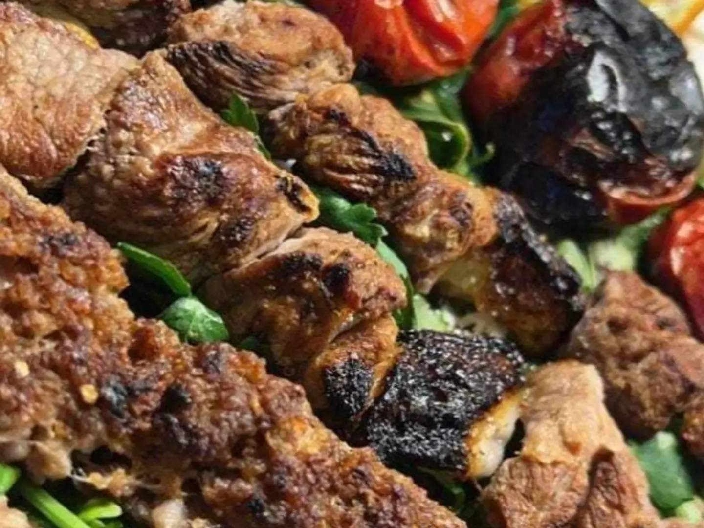 نصف كيلو مشاوي مشكل مع نصف كيلو مشاوي مشكل هدية مع خبز وطحينة