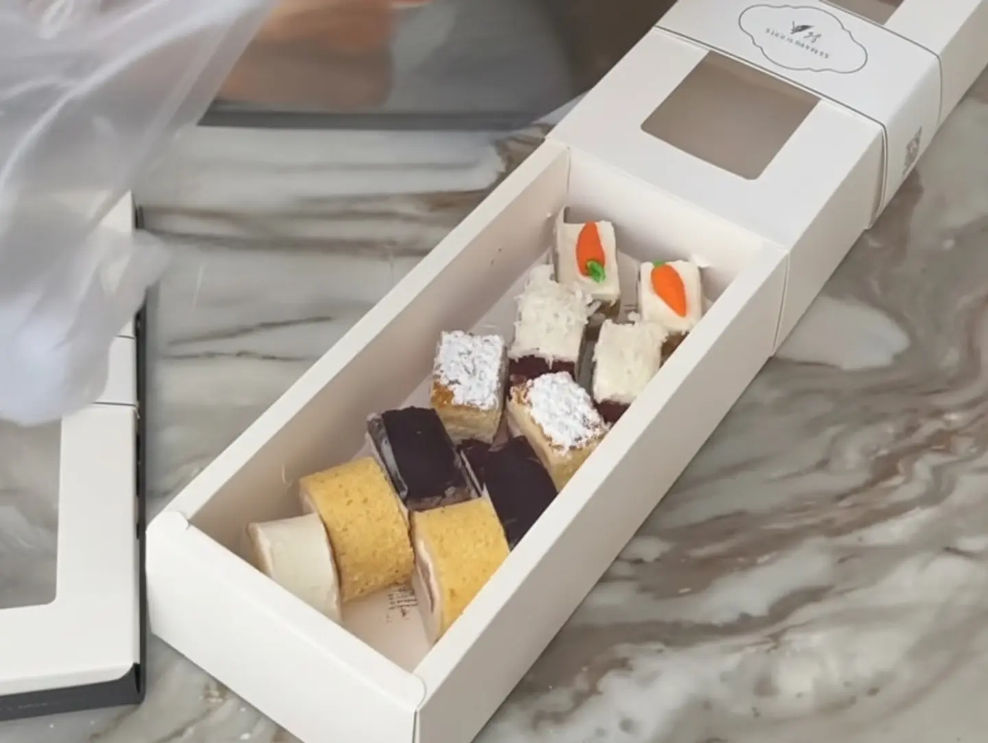 Mix Box - 10 Pcs Of Cake