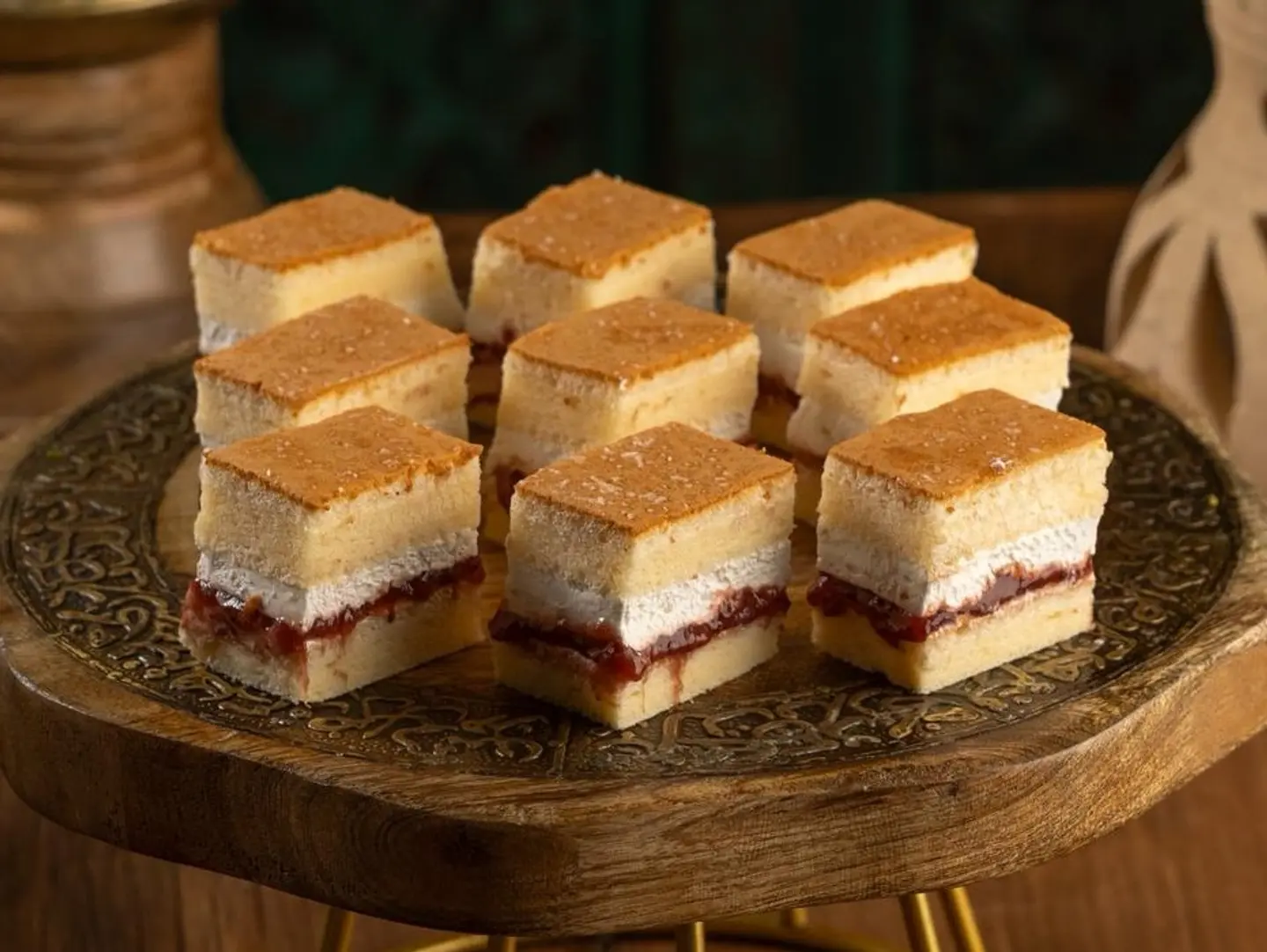 Victoria - 24 Pcs Of Cake