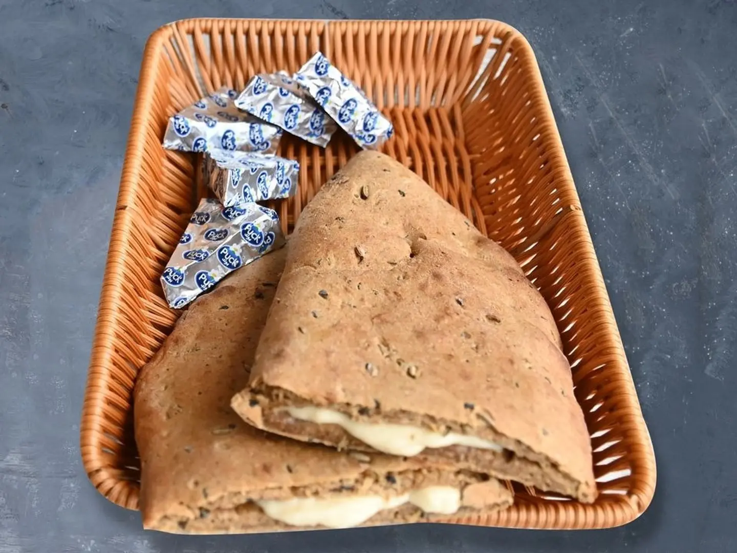 خبز احمر بالجبن