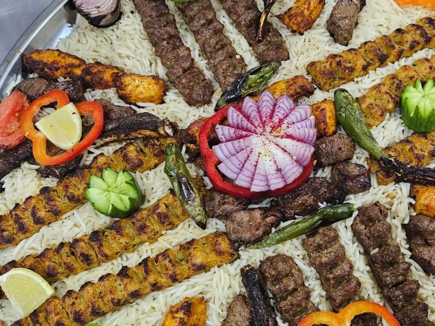 صحن مشكل مشاوي مع الرز كبير