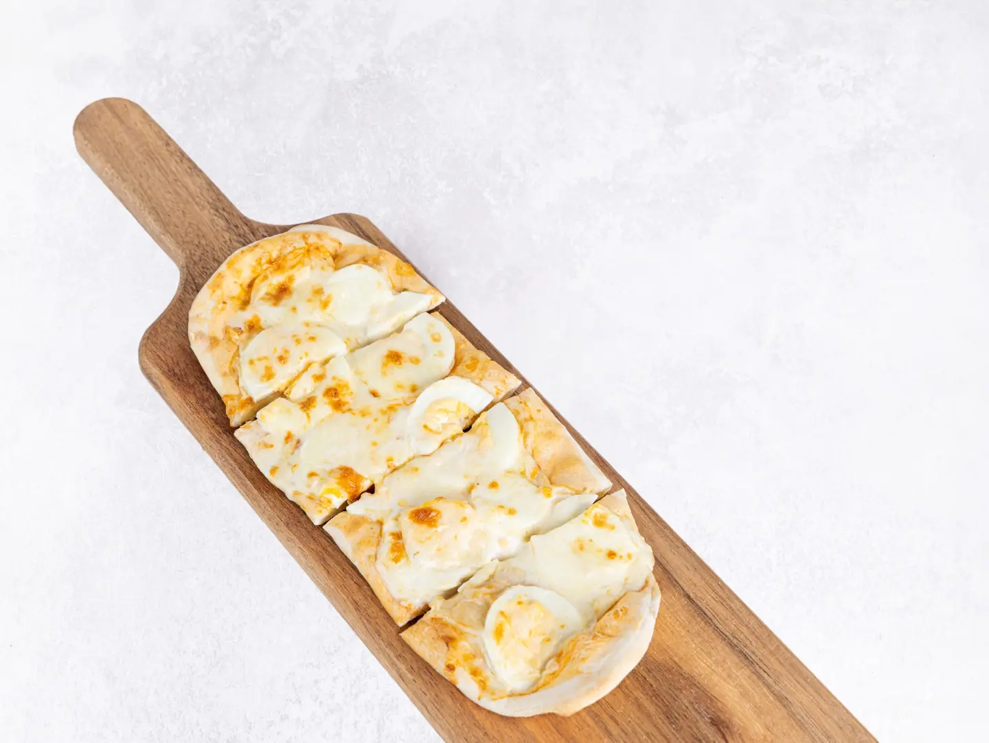 قارب بيض مسلوق وجبن